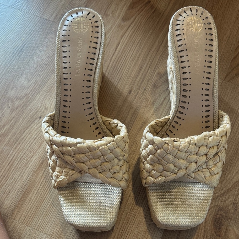 ANTONIO MELANI Beige Woven sandals
